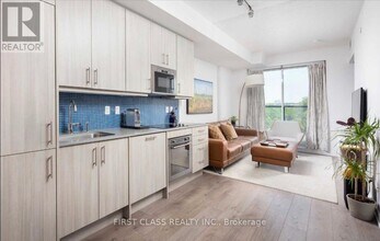 297 College St in Toronto, ON - Building Photo - Building Photo