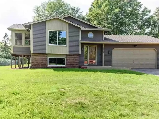 property at 10200 Fraizer St NE