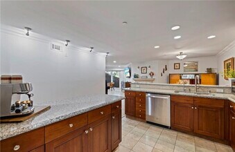 6221 Monterey Rd-Unit -Apt 205 in Los Angeles, CA - Building Photo - Building Photo