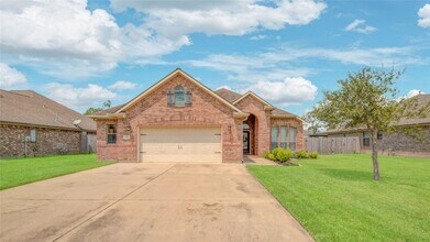 104 Baileys Ct in Richwood, TX - Building Photo - Building Photo