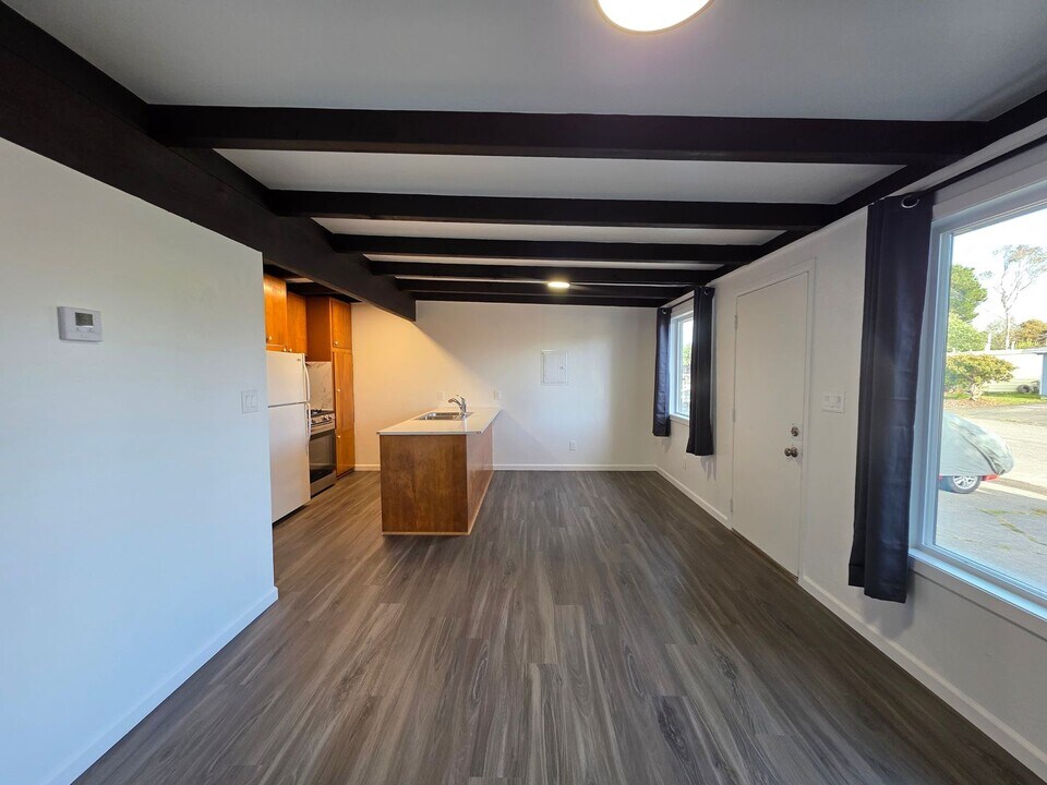 1031 Sun Rd in Mckinleyville, CA - Building Photo