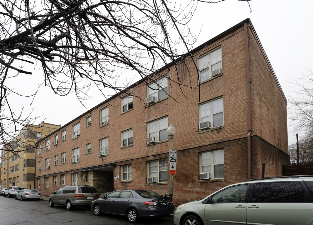 Center St Apartments in Washington, DC - Foto de edificio