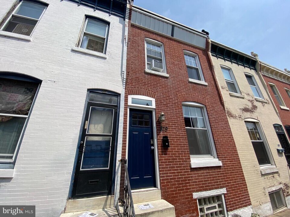 879 N Myrtlewood St in Philadelphia, PA - Building Photo