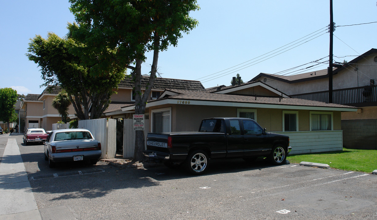 17680 Cameron Ln in Huntington Beach, CA - Building Photo