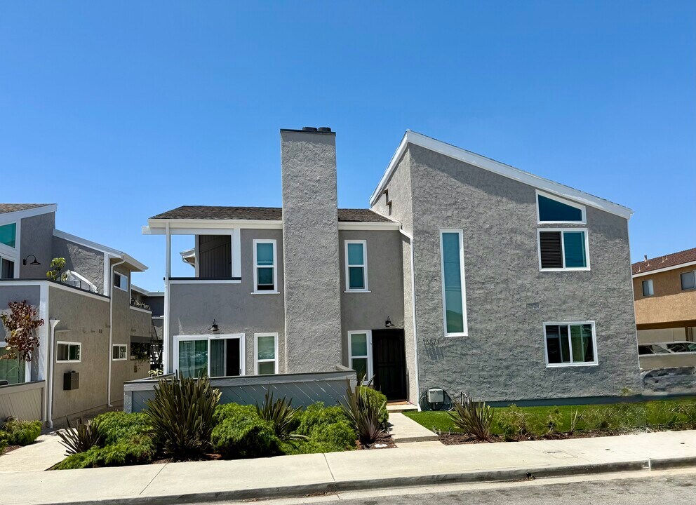 16871 Green Ln, Unit 1 in Huntington Beach, CA - Building Photo