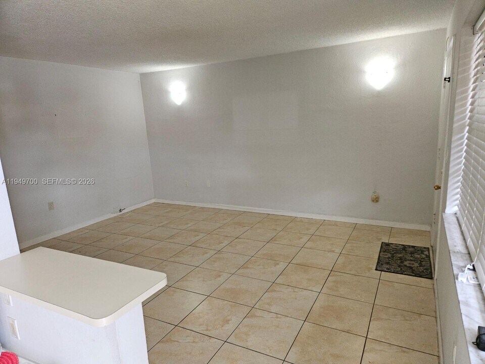 4590 SW 67th Ave in Miami, FL - Building Photo