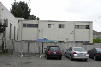 725 E 17th St in Oakland, CA - Building Photo - Building Photo