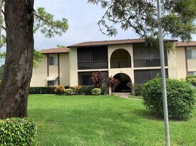 320 Knotty Pine Cir in Greenacres, FL - Building Photo