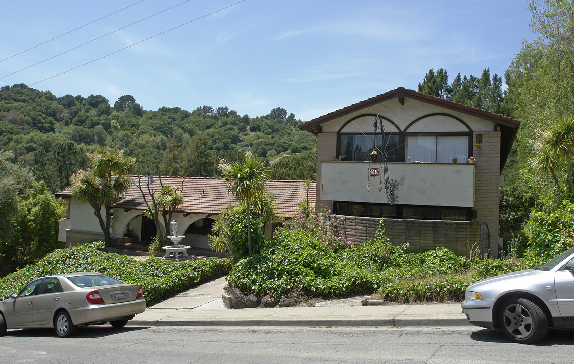 2056 Ascot Dr in Moraga, CA - Building Photo