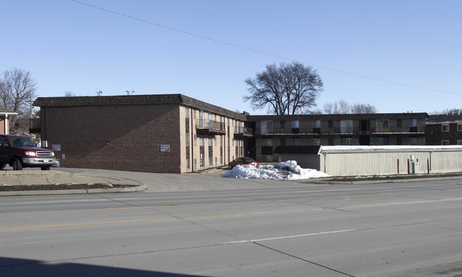 Blondo Plaza Apartments in Omaha, NE - Building Photo - Building Photo