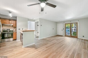 83 Mayfield Rd in Bedminster, NJ - Building Photo