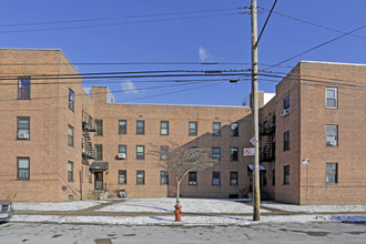 63--19 Austin St in Flushing, NY - Foto de edificio - Building Photo