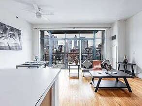 340 W Superior St, Unit 101 in Chicago, IL - Foto de edificio - Building Photo