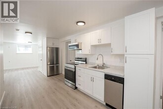 358 E 43rd St in Hamilton, ON - Building Photo - Building Photo