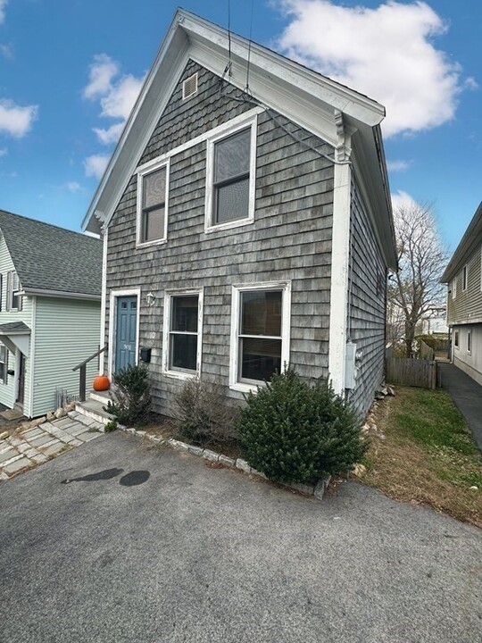 10 Alpine Ct in Gloucester, MA - Building Photo