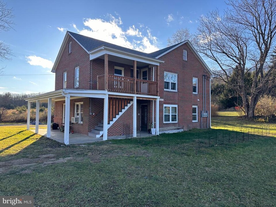 2320 Valley Rd in Berkeley Springs, WV - Building Photo