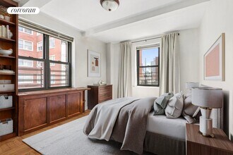 245 E 72nd St in New York, NY - Building Photo - Building Photo