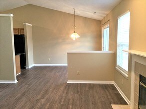 8018 Bitternut Dr in Indianapolis, IN - Foto de edificio - Building Photo