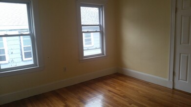 36 Larch St, Unit 2 in Boston, MA - Building Photo - Building Photo