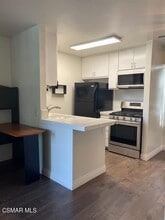 7125 Shoup Ave in Los Angeles, CA - Building Photo - Building Photo