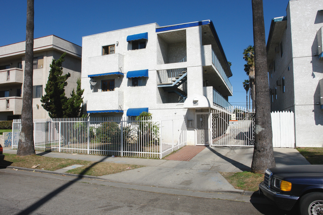 14333 Haynes St in Van Nuys, CA - Building Photo