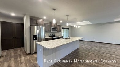 3 Bed 2 Bath Townhome w/ Double Garage in Southeast SF in Sioux Falls, SD - Building Photo - Building Photo