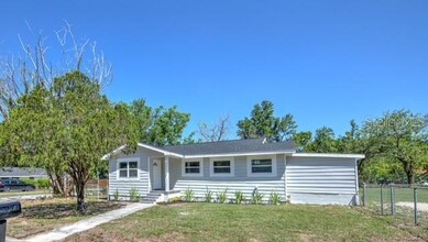 2002 E Hanna Ave in Tampa, FL - Building Photo - Building Photo