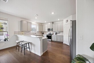 7916 Crystalbrook W in Austin, TX - Building Photo - Building Photo