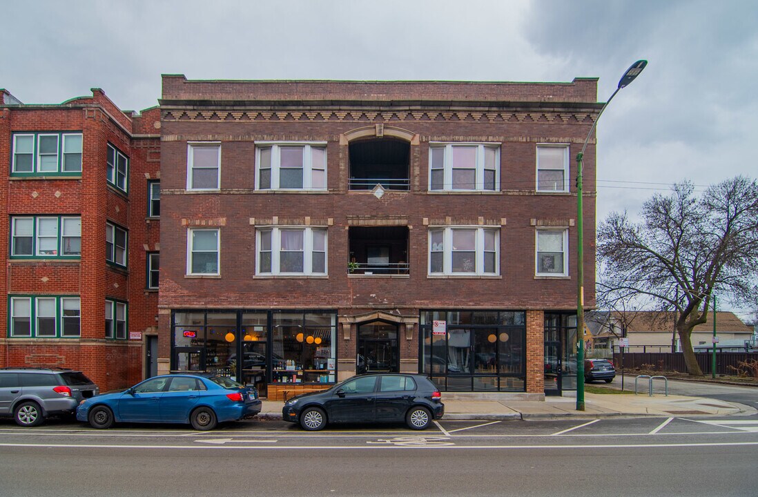 3023 W Diversey Ave in Chicago, IL - Building Photo