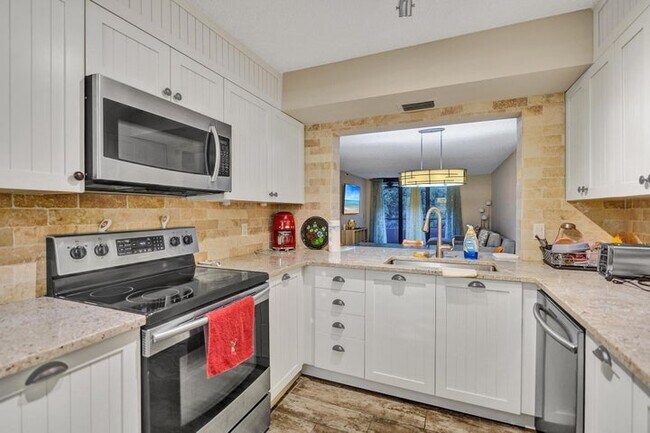 2070 Homewood Blvd, Unit 214 in Delray Beach, FL - Foto de edificio - Building Photo