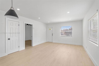 815 NE 5th St in Hallandale Beach, FL - Building Photo - Building Photo