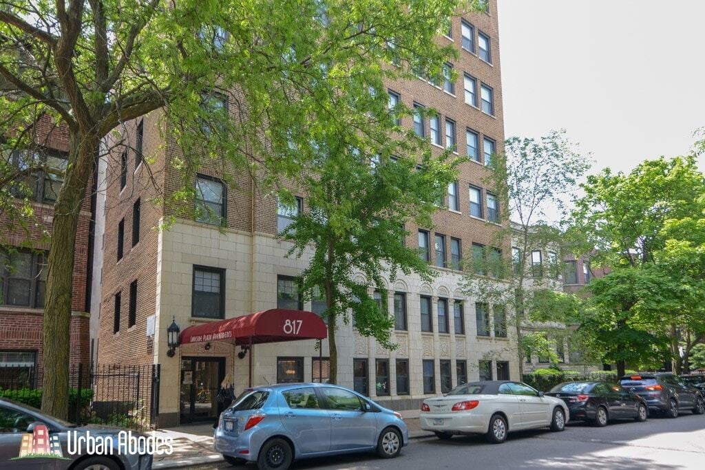 818 W Lakeside Pl, Unit A00C in Chicago, IL - Building Photo