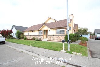 1439 Morning Glory Dr in Petaluma, CA - Building Photo - Building Photo