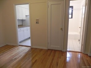46 Schenck Ave in Great Neck, NY - Building Photo - Building Photo