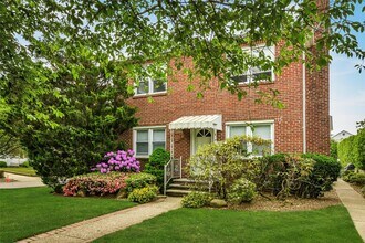 42 Beechwood Ave in Port Washington, NY - Building Photo - Building Photo