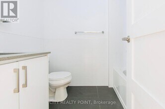 10-910 Shallmar Blvd in Toronto, ON - Building Photo - Building Photo