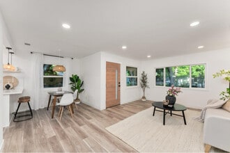 5372 Moddison Ave in Sacramento, CA - Foto de edificio - Building Photo