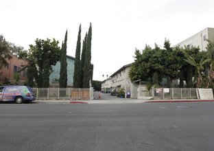 1539 Bronson Ave in Los Angeles, CA - Foto de edificio - Building Photo