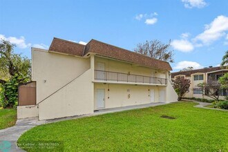 7831 SW 56th St in Miami, FL - Foto de edificio - Building Photo
