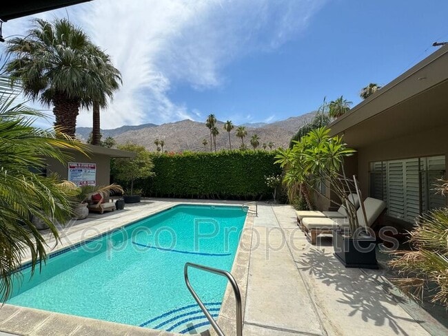 430 Avenida Ortega in Palm Springs, CA - Building Photo - Building Photo
