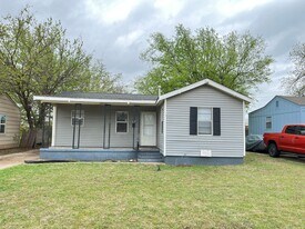 313 W Peach St in Midwest City, OK - Building Photo