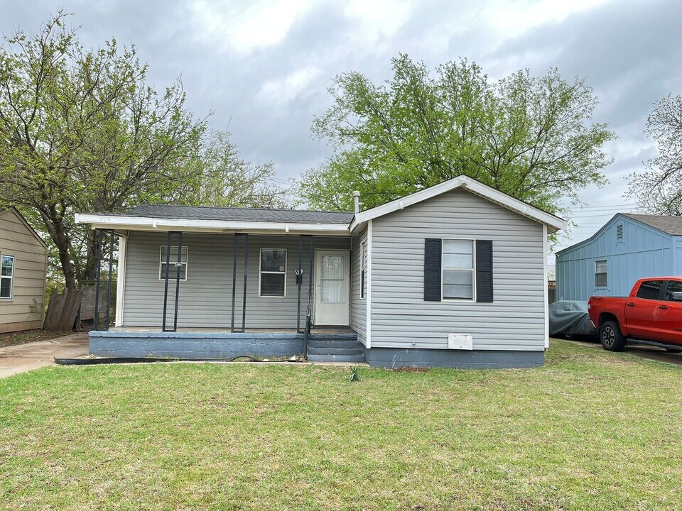 313 W Peach St in Midwest City, OK - Building Photo