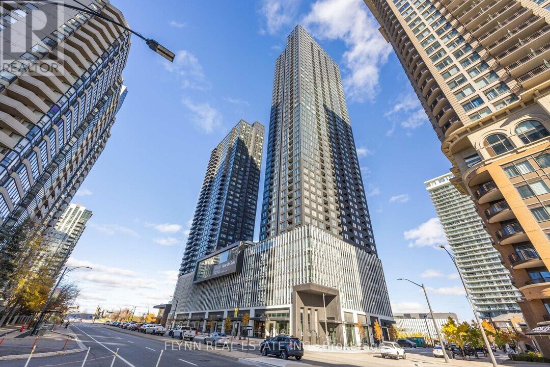 395 Square One Dr in Mississauga, ON - Building Photo