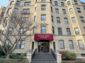 15 Park Dr in Boston, MA - Building Photo