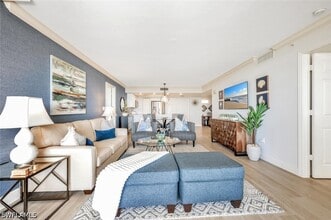 6849 Grenadier Blvd in Naples, FL - Foto de edificio - Building Photo