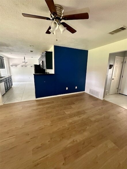 6524 Blue Grass Dr in Watauga, TX - Foto de edificio - Building Photo