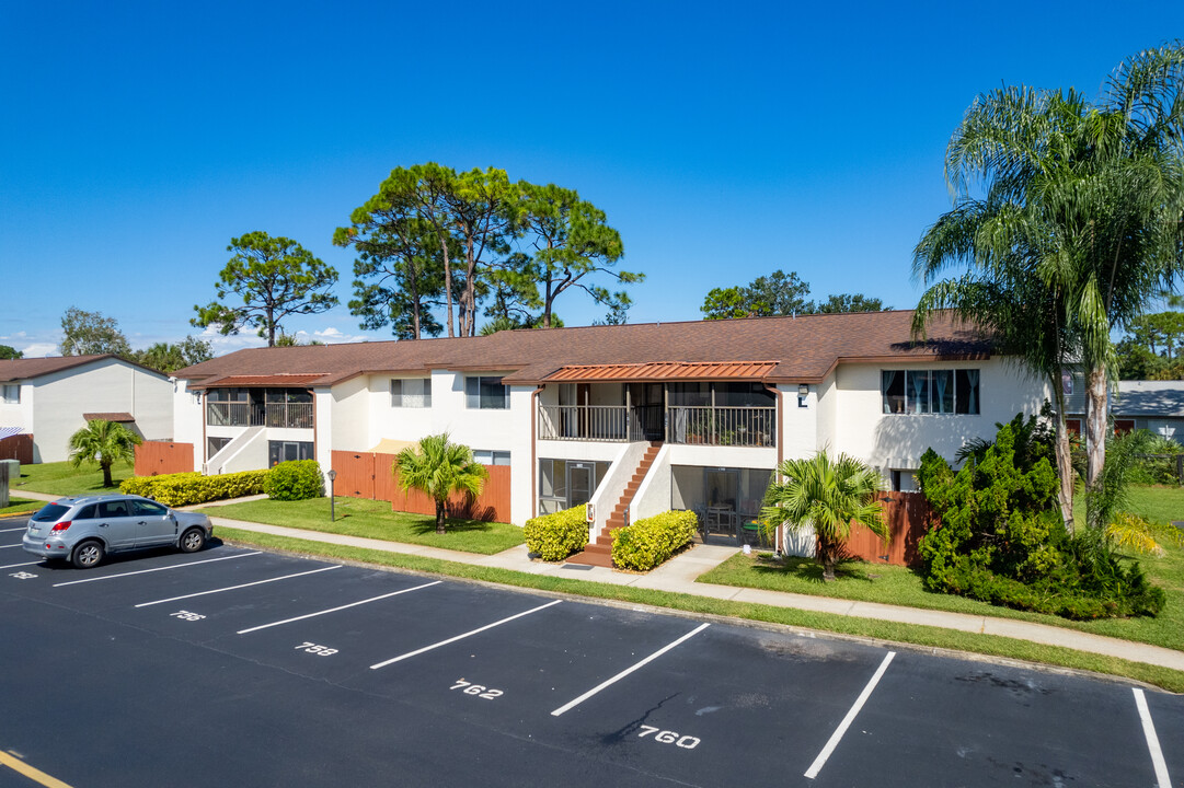 Ridgewood Club Condominiums in Melbourne, FL - Foto de edificio