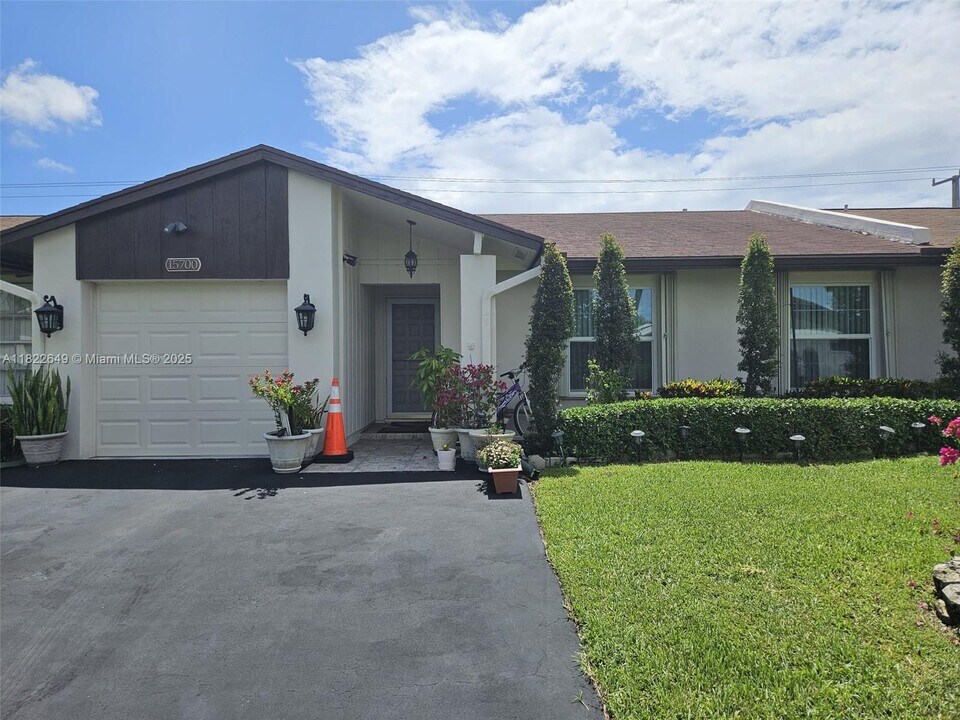 15700 Bottlebrush Cir in Delray Beach, FL - Building Photo
