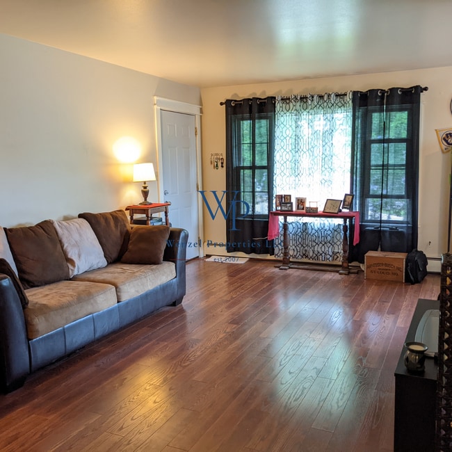 419 N Liberty St, Unit 3 in Valders, WI - Foto de edificio - Building Photo