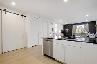 2709 E 5th St. in Austin, TX - Foto de edificio - Building Photo